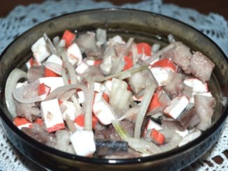 Салат со скумбрией и крабовыми палочками