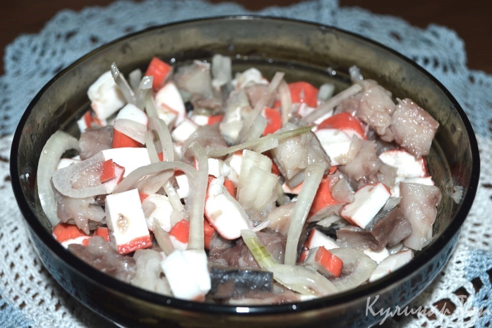 Салат со скумбрией и крабовыми палочками
