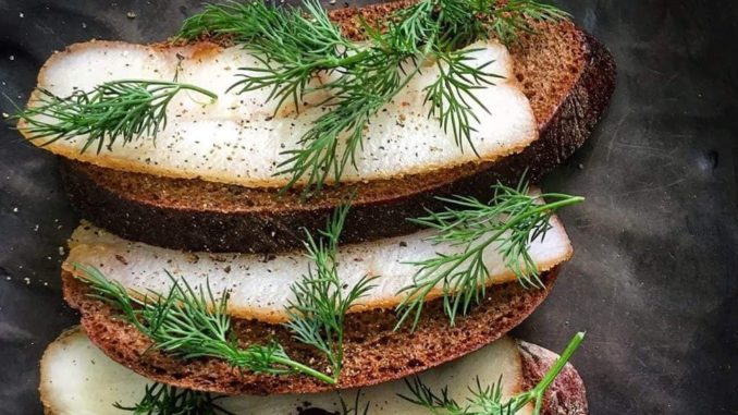 Сало с чесноком и укропом Сало с чесноком и укропом