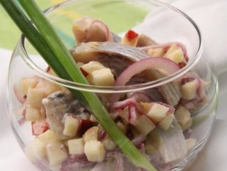Сельдь с яблоками в йогуртовом маринаде