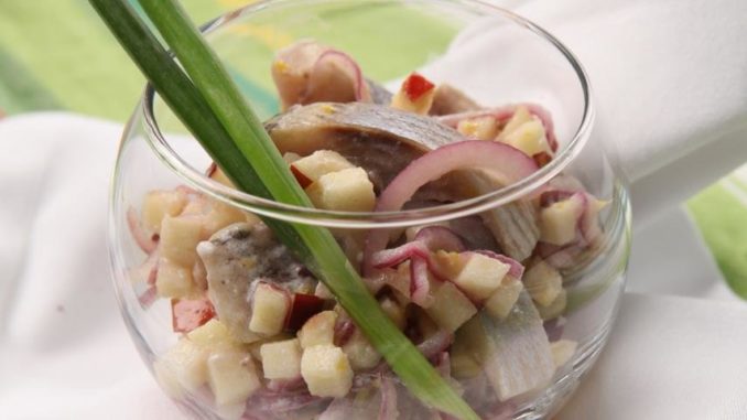 Сельдь с яблоками в йогуртовом маринаде Сельдь с яблоками в йогуртовом маринаде