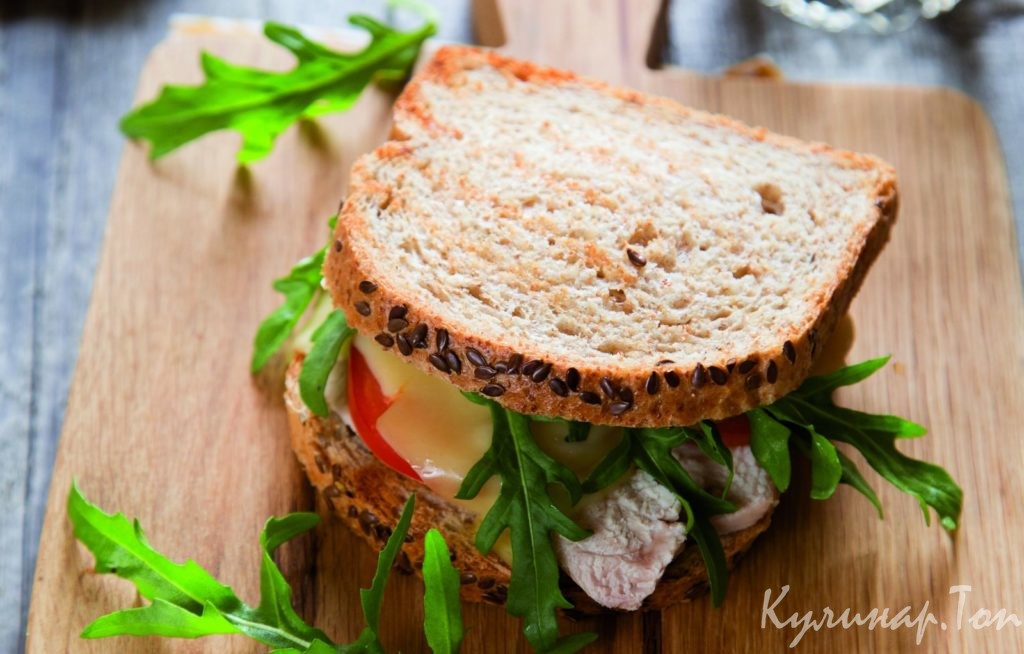 Сэндвичи с козьим сыром и маринованной свеклой