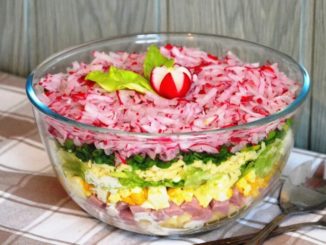 Слоеный салат из овощей и ветчины с редисом