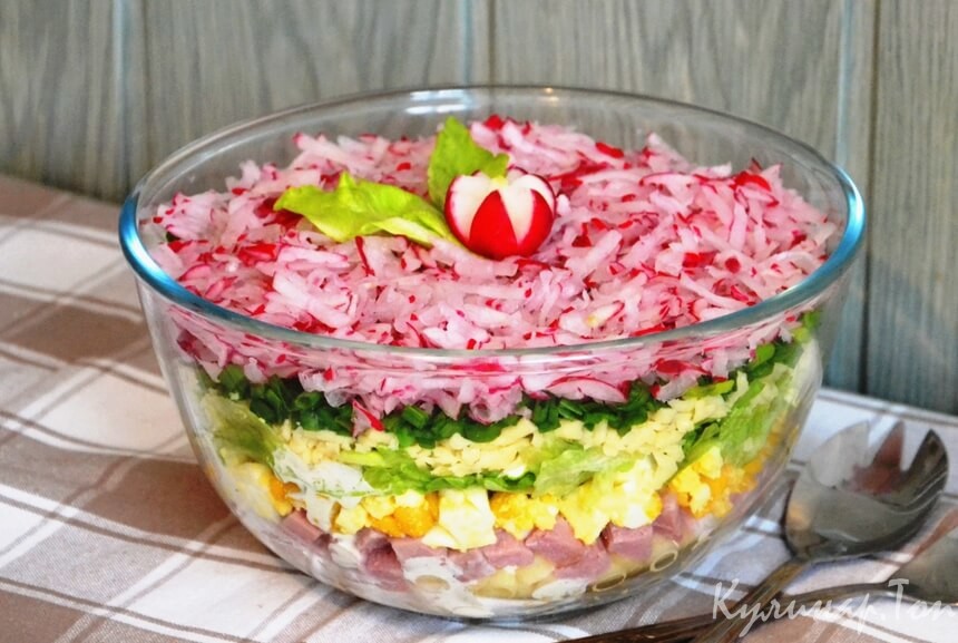 Слоеный салат из овощей и ветчины с редисом