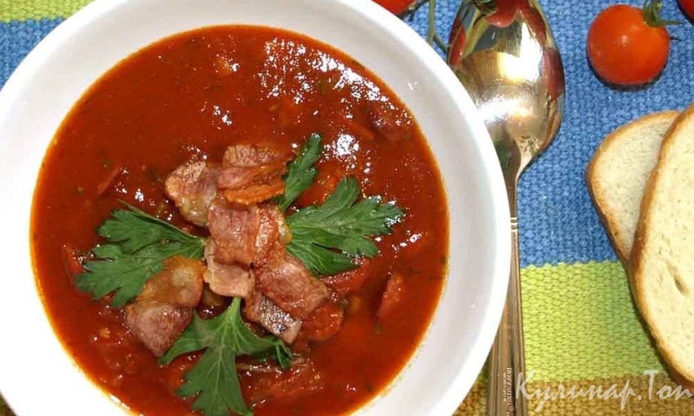 Томатный суп с копчеными колбасками