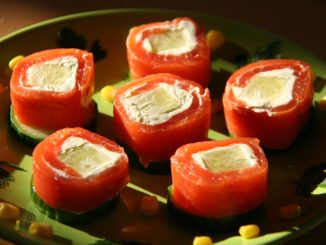 Закуска из форели и огурца с творожным сыром