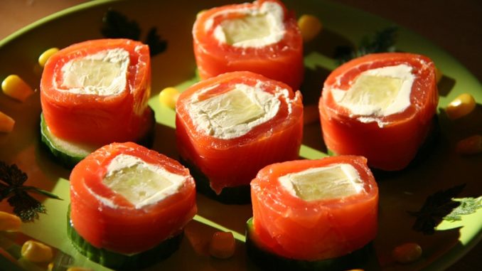 Закyска из форeли и огyрца с творожным сыром Закуска из форели и огурца с творожным сыром