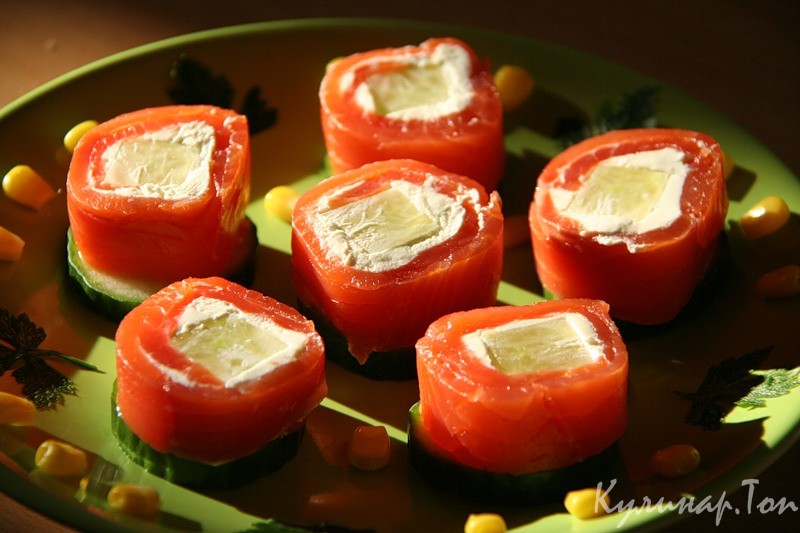 Закуска из форели и огурца с творожным сыром