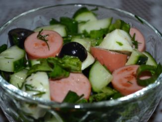 Зеленый салат с моцареллой и сосисками