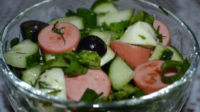 Зеленый салат с моцареллой и сосисками-05 Зеленый салат с моцареллой и сосисками
