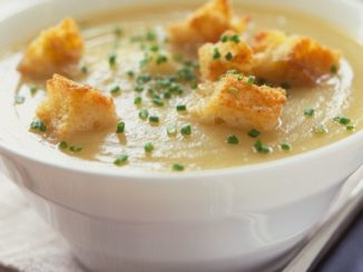 Гороховый суп-пюре с чесночными гренками