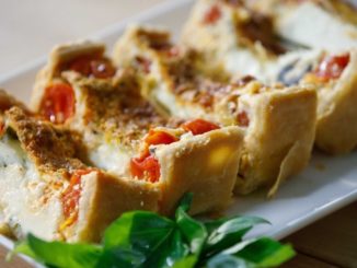 Итальянский пирог с моцареллой и томатами