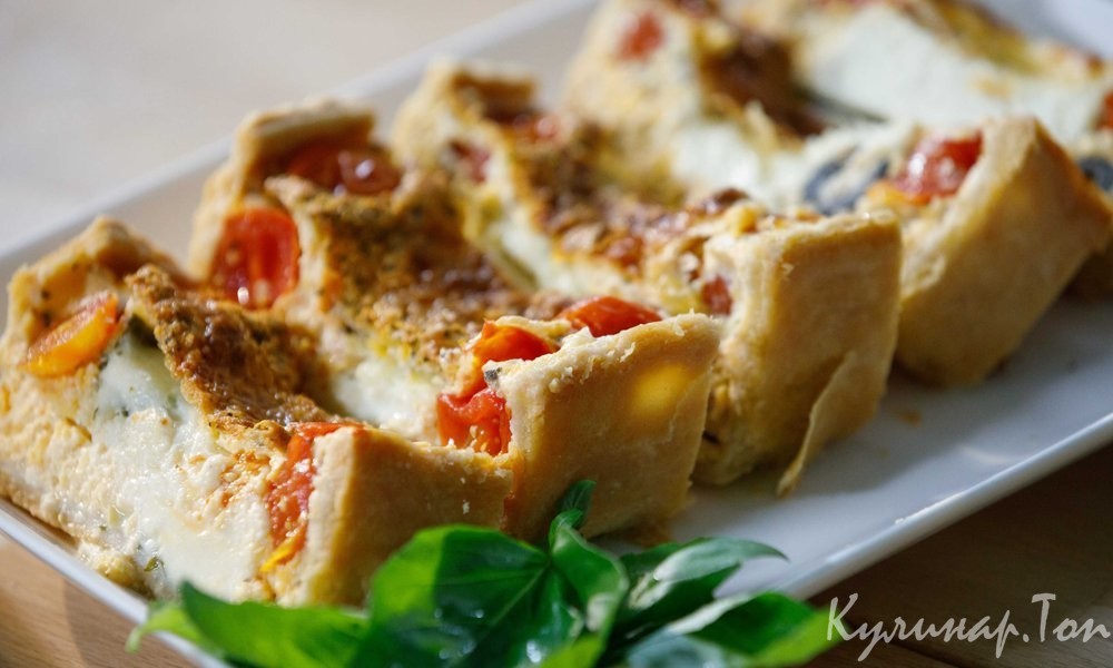 Итальянский пирог с моцареллой и томатами