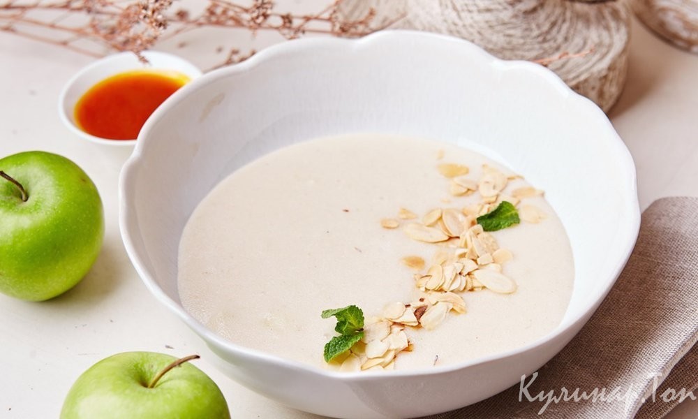 Каша манная с томлеными яблоками