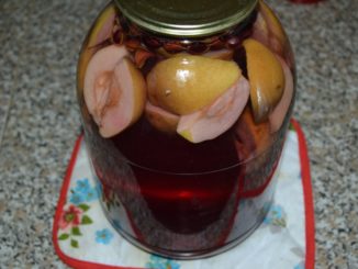 Компот из груш с черноплодной рябиной