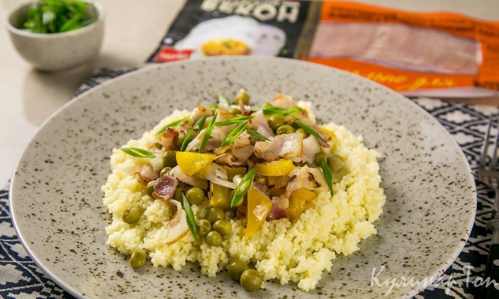 Кускус с овощами и беконом