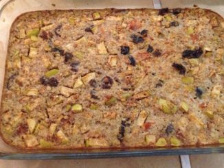 Овсянка, запечённая с яблоками, корицей и сухофруктами