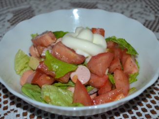 Салат из помидоров с сосисками и сыром