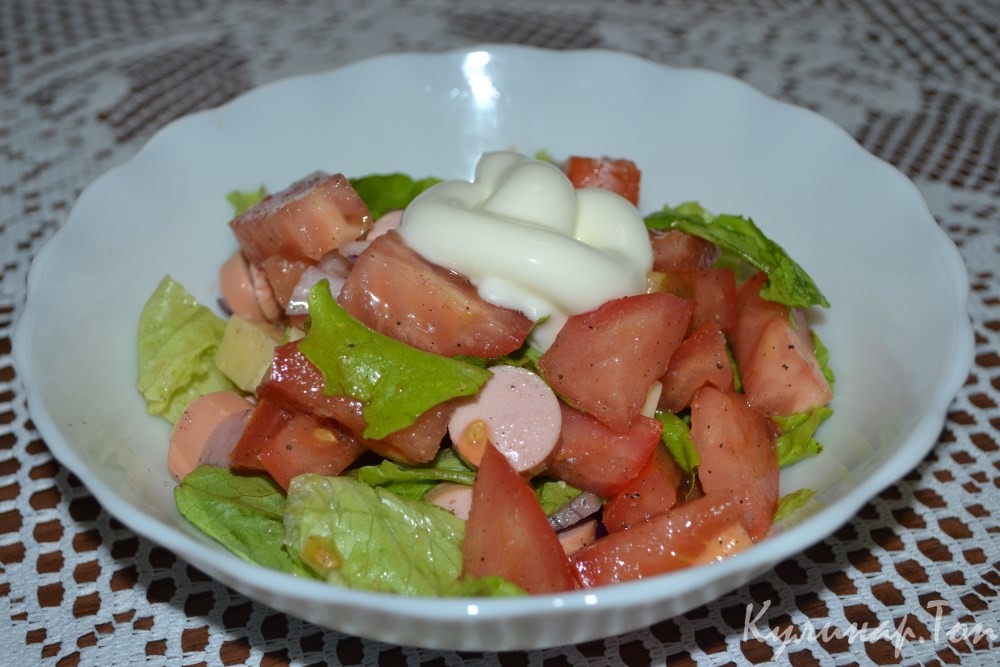 Салат из помидоров с сосисками и сыром