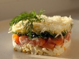 Салат с сыром, семгой и яйцом
