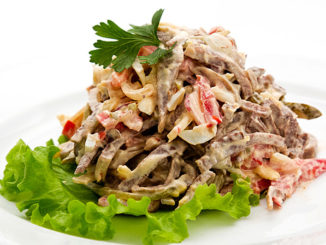 Салат с языком и сухариками