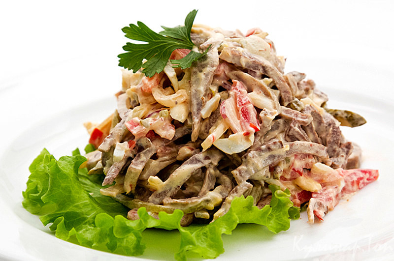 Салат с языком и сухариками