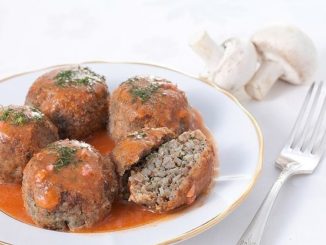 Тефтели из гречки с грибами в соусе
