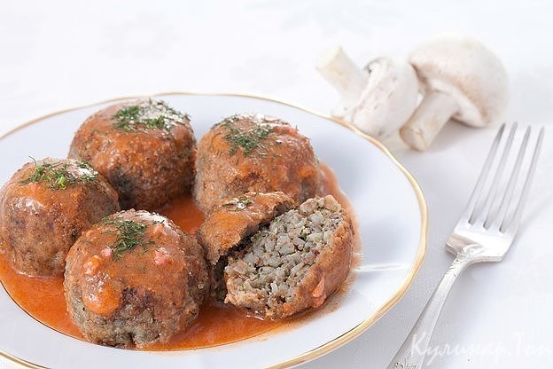 Тефтели из гречки с грибами в соусе