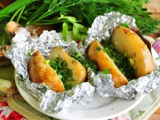 Запеченный в фольге картофель с травами и чесноком