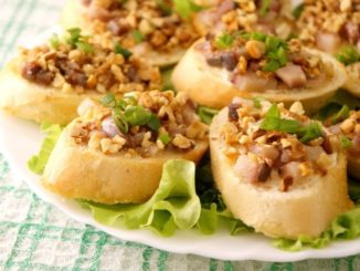 Бутерброды с сельдью и орехами