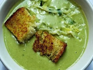 Гороховый крем-суп с луком-пореем и крутонами