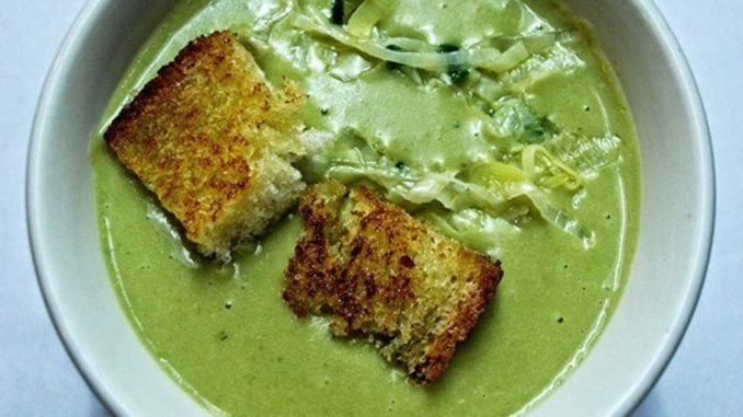 Гороховый крем-суп с луком-пореем и крутонами Гороховый крем-суп с луком-пореем и крутонами