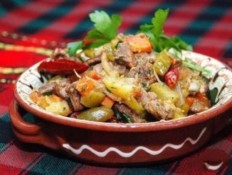 Говядина с овощами и солеными огурцами