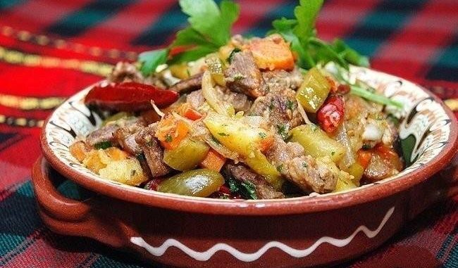 Говядина с овощами и солеными огурцами Говядина с овощами и солеными огурцами