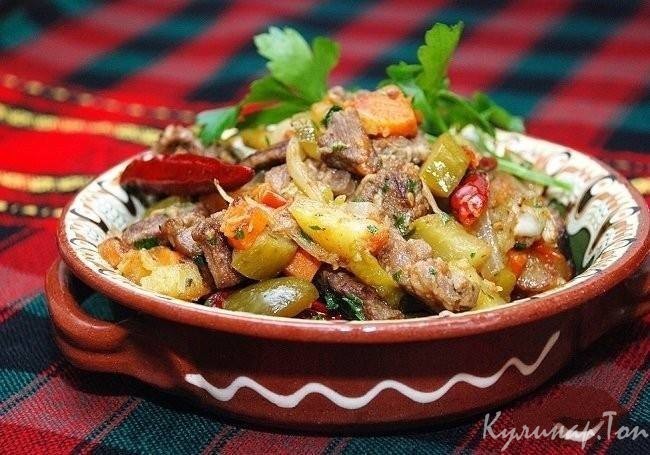 Говядина с овощами и солеными огурцами