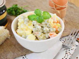 Картофельный салат с морковью и горошком