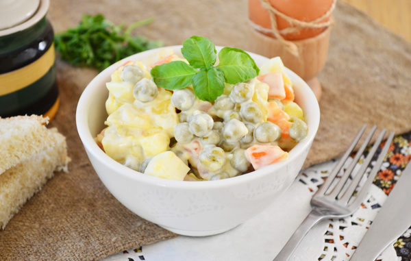 Картофельный салат с морковью и горошком Картофельный салат с морковью и горошком