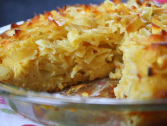 Кугл с яблоками, изюмом и корицей