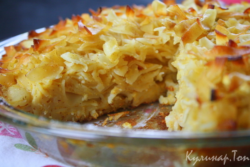 Кугл с яблоками, изюмом и корицей