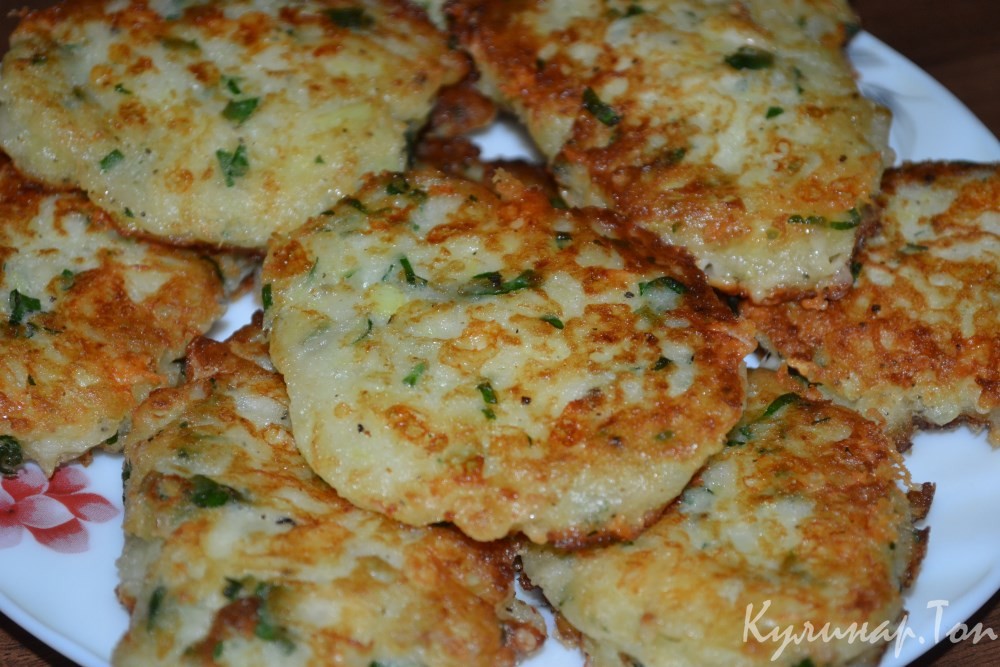 Луковые оладьи с сыром и зеленью