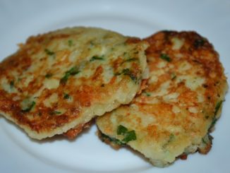 Луковые оладьи с сыром и зеленью