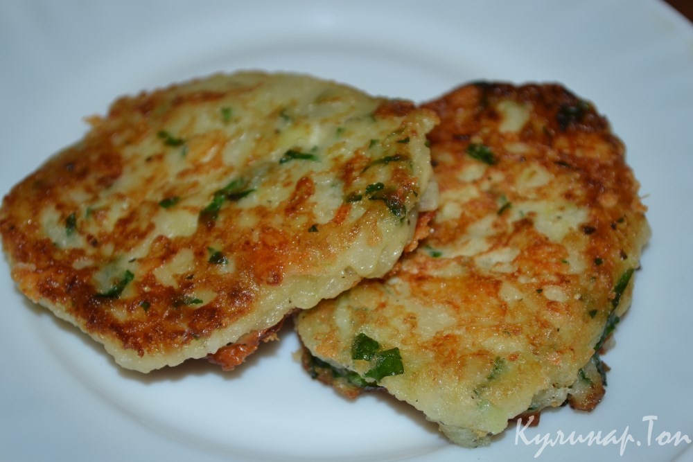 Луковые оладьи с сыром и зеленью