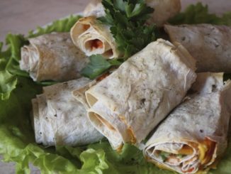 Рулет из лаваша с копченой куриной грудкой