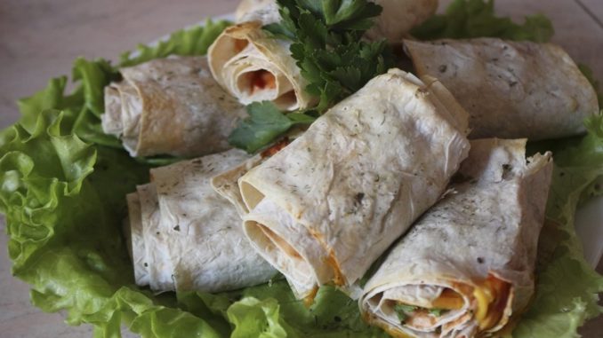 Рулет из лаваша с копченой куриной грудкой Рулет из лаваша с копченой куриной грудкой