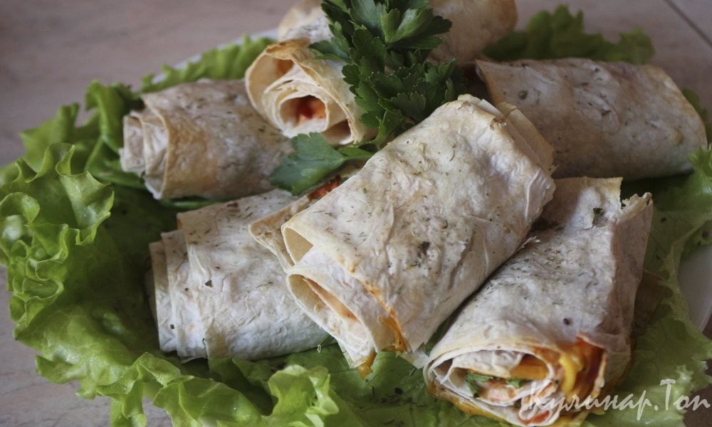 Рулет из лаваша с копченой куриной грудкой