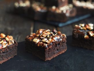 Шоколадный брауни с карамельными орехами