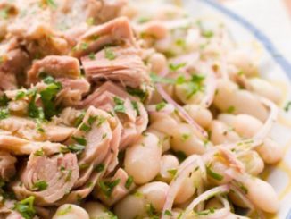 Салат из белой фасоли, тунца, лука и сельдерея