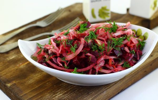 Салат из квашеной капусты со свеклой и огурцами Салат из квашеной капусты со свеклой и огурцами