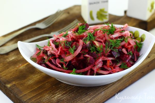 Салат из квашеной капусты со свеклой и огурцами