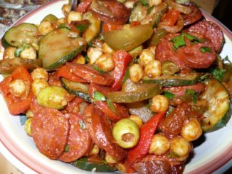 Салат с колбасой и нутом